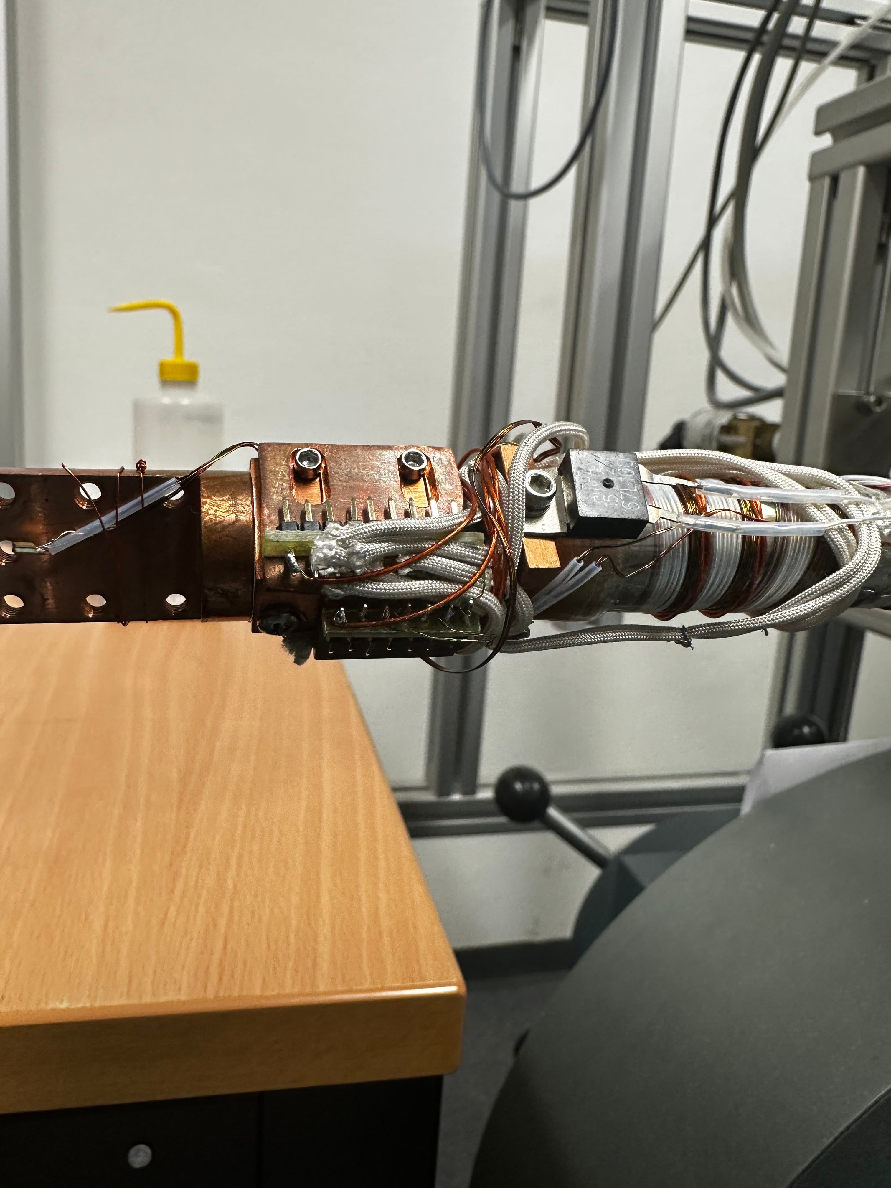 Cryogenic cold finger assembly